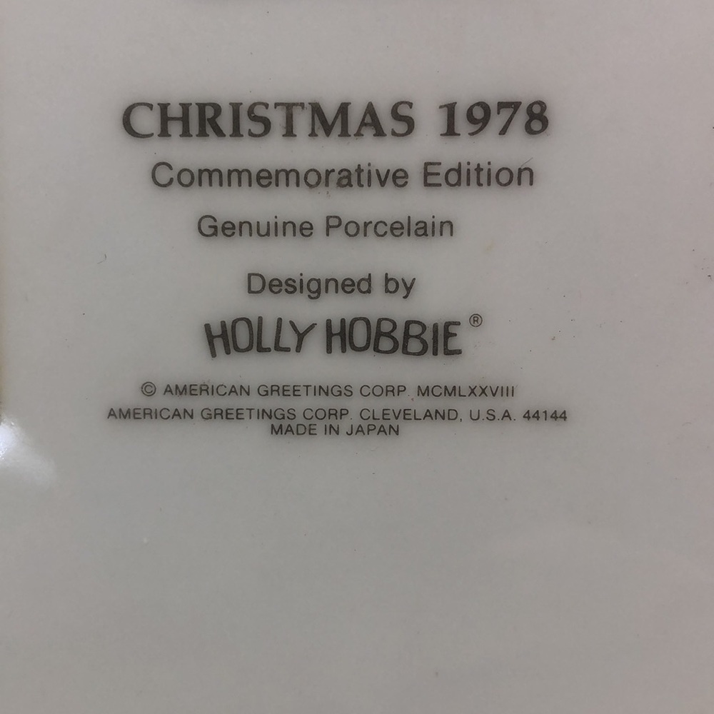 0445 Vintage 1978 Holly Hobbie Large Commemorative Christmas Plate - Picture 4 of 4